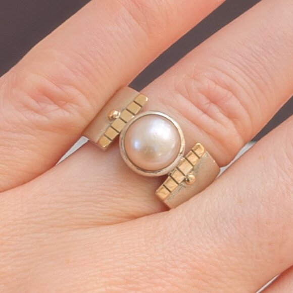Modernist Sterling Wide-Band Pearl Ring, Two-Tone, Size 6.75 (Silpada catalog) - Picture 8 of 10
